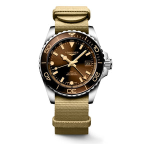 Longines HydroConquest GMT rannekello ruskealla kellotaululla, keraamisella kehälla, päivyrillä ja ruskealla kangasrannekkeella